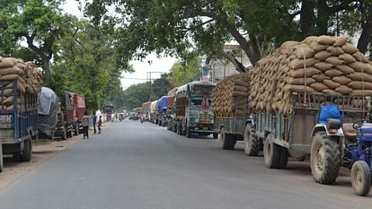 Loaded trucks jam again on Aligarh road