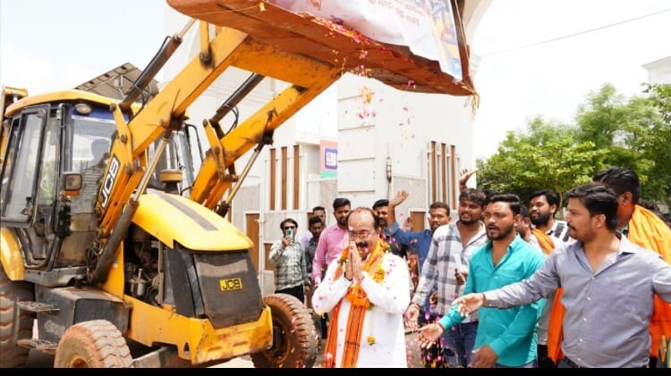 छत्तीसगढ़: अरुण साव का BJP कार्यालय में बुलडोजर से स्वागत, कांग्रेस ने कहा- ये भाजपा की विध्वंसक सोच