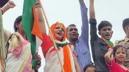 Seema Haider: पाकिस्तान से आई सीमा ने बच्चों संग लगाए भारत माता की जय के नारे, मनसे नेता ने दी ये धमकी Seema Haider raised slogans of Bharat Mata Jai with Sachin Meena in Rabupura