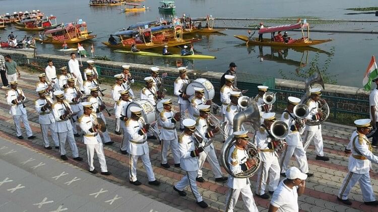 Azadi Ka Amrit Mahotsav: श्रीनगर में निकली तिरंगा रैली, LG भी हुए शामिल, भारत माता की जय के गूंजे जयघोष Jammu and Kashmir: LG Manoj Sinha flags off Tiranga Rally in Srinagar, Celebrates Azadi Ka Amrit Mahotsav