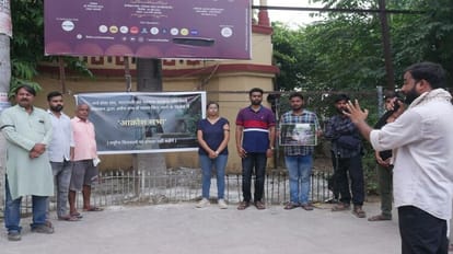 Varanasi: बीएचयू के सिंहद्वार पर छात्रों-पुलिस के बीच नोकझोंक, सर्व सेवा संघ भवन को जमींदोज किए जाने का विरोध Clash between students and police at Singh dwar of BHU protest against Sarva Seva Sangh Bhavan
