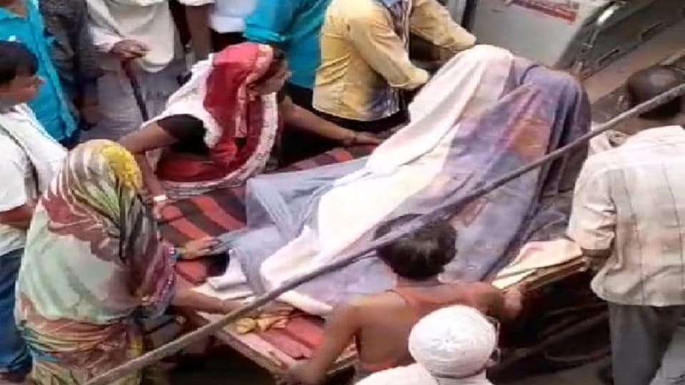 Woman scorched by fire in Banda dies while being taken to hospital