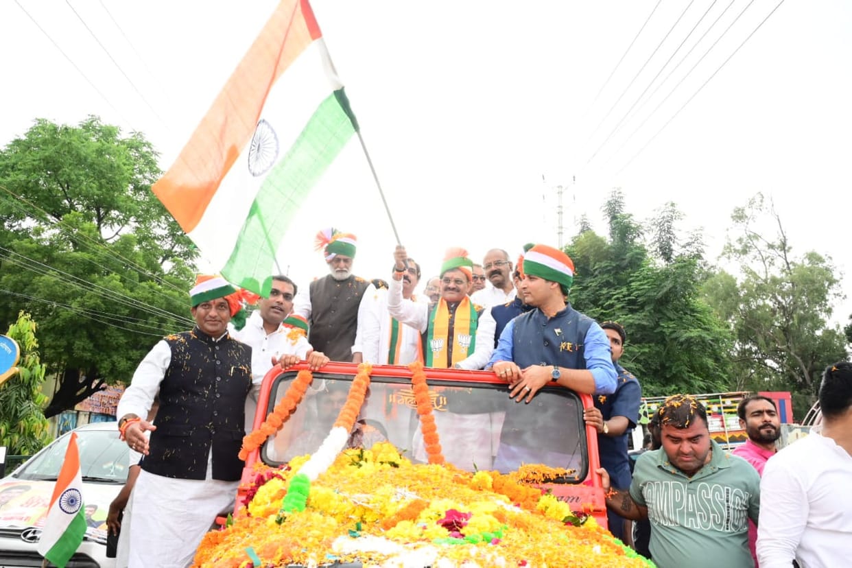 Bhopal News: BJP took out Tiranga Yatra in Bhopal, VD Sharma came out in open jeep carrying tricolor in hand