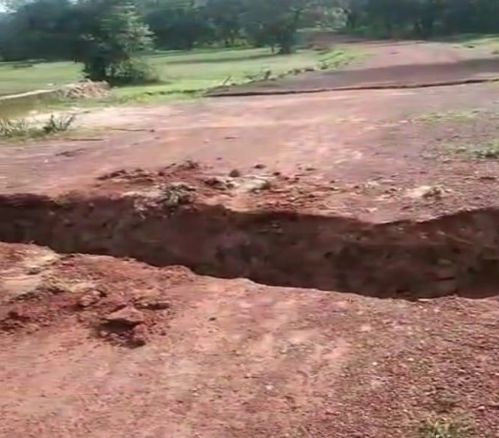 Maoists cut road and put up banners in Bijapur