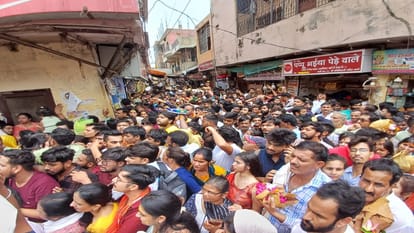 Two Km Long Queue Of Devotees For Darshan Of Thakur Banke Bihari on Adhik Maas Ekadashi In Vrindavan