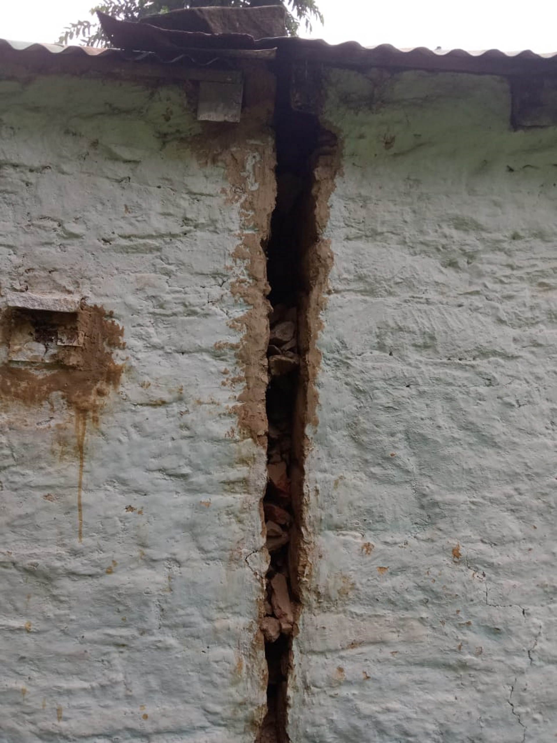 Uttarakhand Weather Update: Cracks in Devrana Village Of Yamkeshwar Pauri Heavy Rainfall News in Hindi