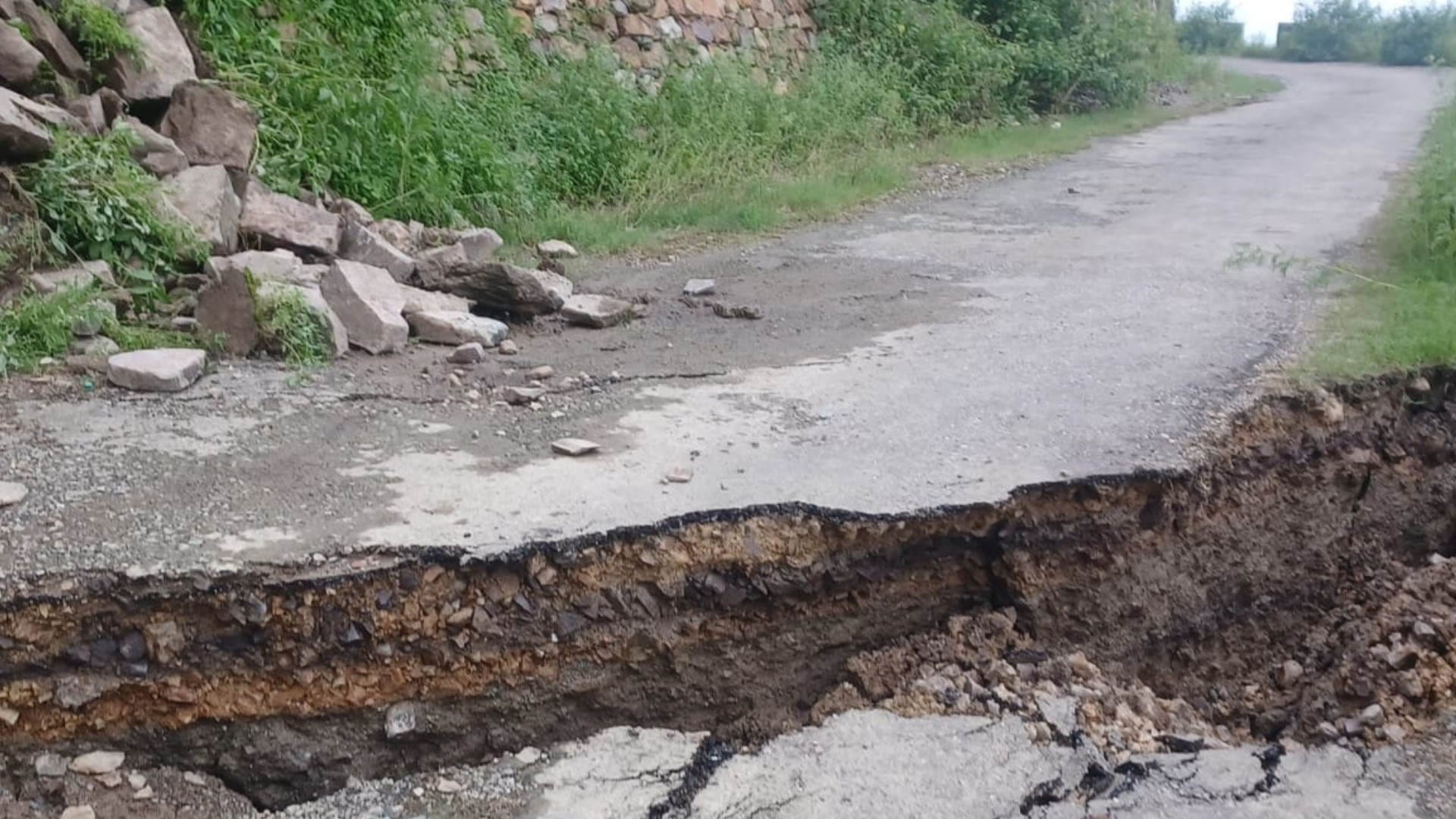 Uttarakhand Weather Update: Cracks in Devrana Village Of Yamkeshwar Pauri Heavy Rainfall News in Hindi