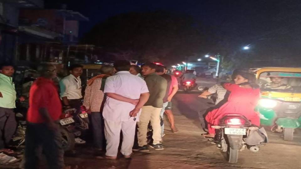 bag containing one and half lakh was stolen from trunk of businessman bike in Etah