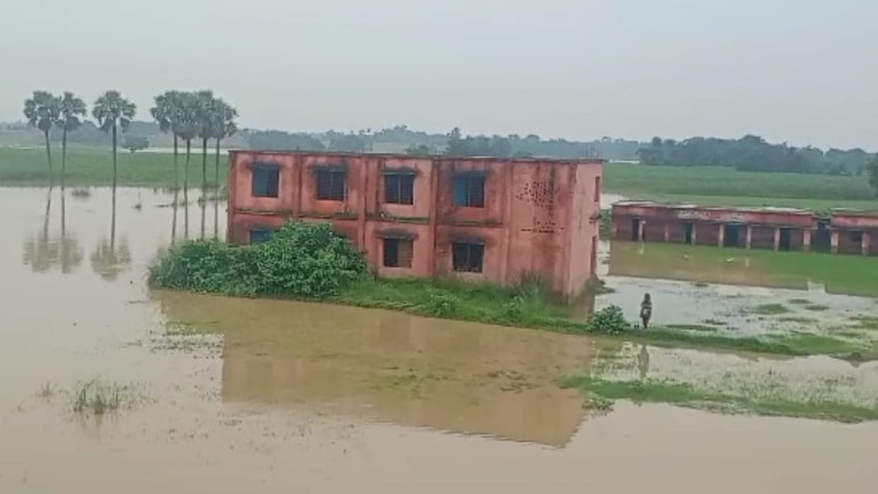 Flood in Ghanshyampur due to rise in Kamla river water level in Darbhanga; Govt middle school drowned