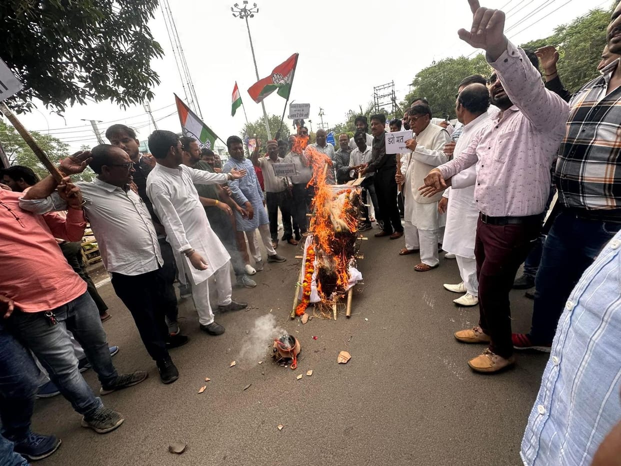 Case against Priyanka: Congressmen took out bier alleging government with 50% commission