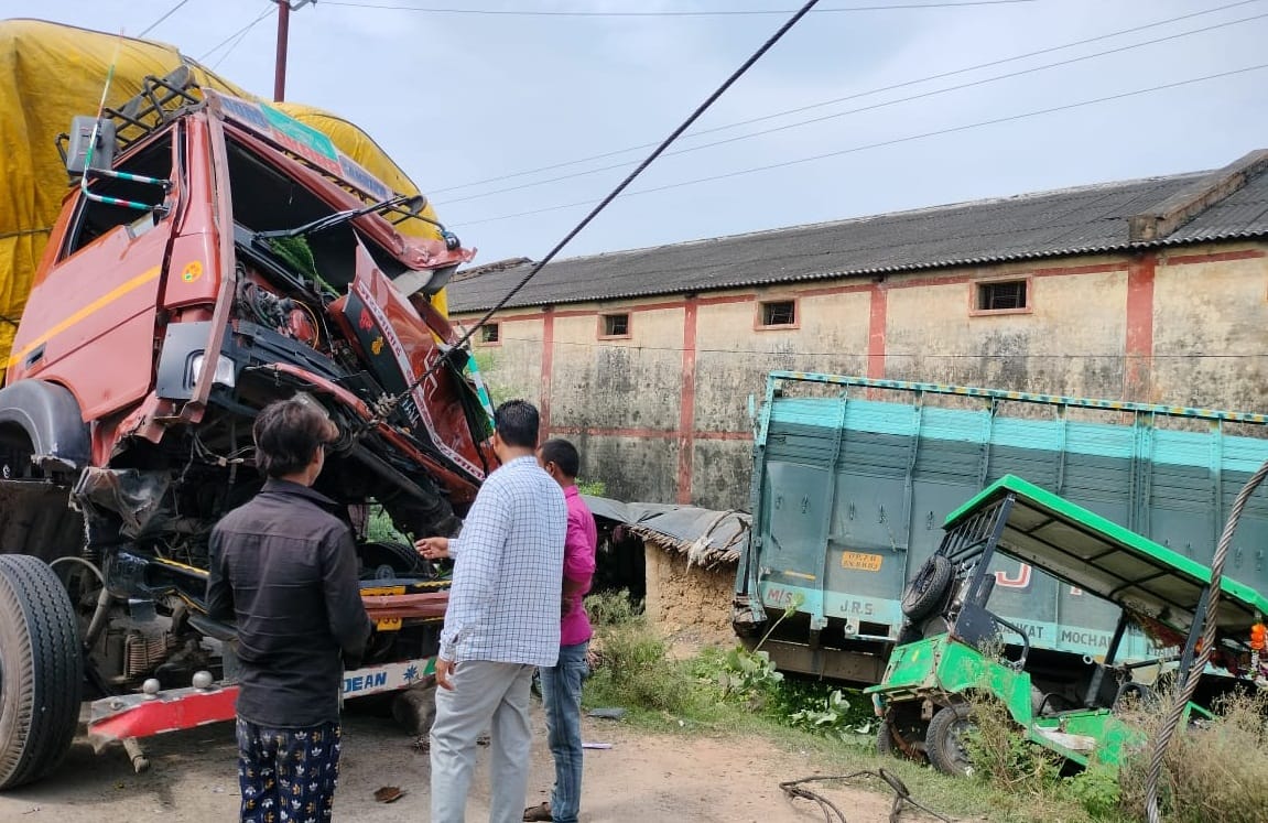 Tragic accident in Banda, Another truck collided with a truck parked on the road, two killed and one seriously