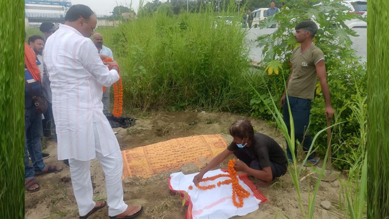 A woman delivered a baby on road infront of Rajbhawan gate in Lucknow.