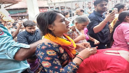 Two Km Long Queue Of Devotees For Darshan Of Thakur Banke Bihari on Adhik Maas Ekadashi In Vrindavan