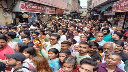 Two Km Long Queue Of Devotees For Darshan Of Thakur Banke Bihari on Adhik Maas Ekadashi In Vrindavan