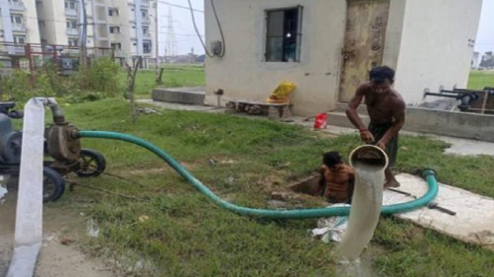 Moradabad: Pipeline burst during installation of electric pole, water supply two thousand houses stalled