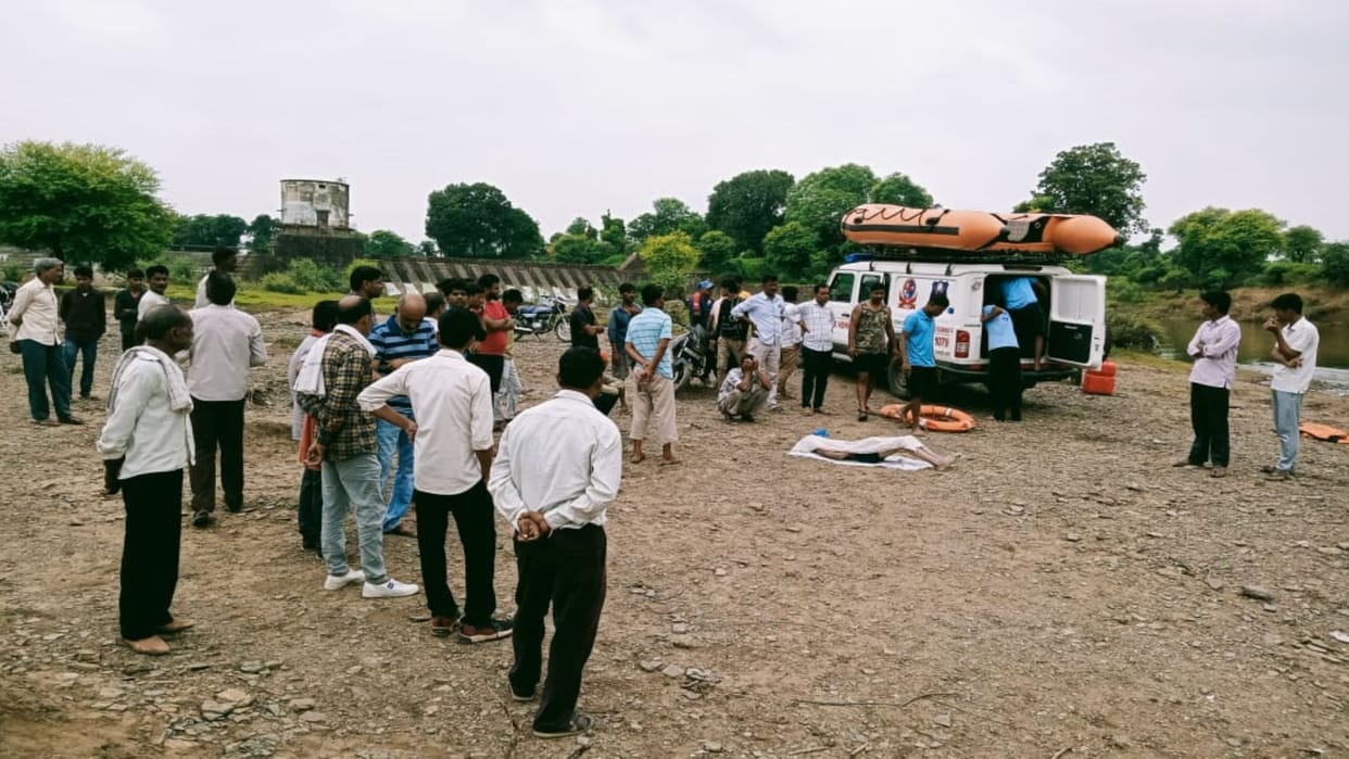 In Damoh, the boy who went to bathe with friends drowned in the river.