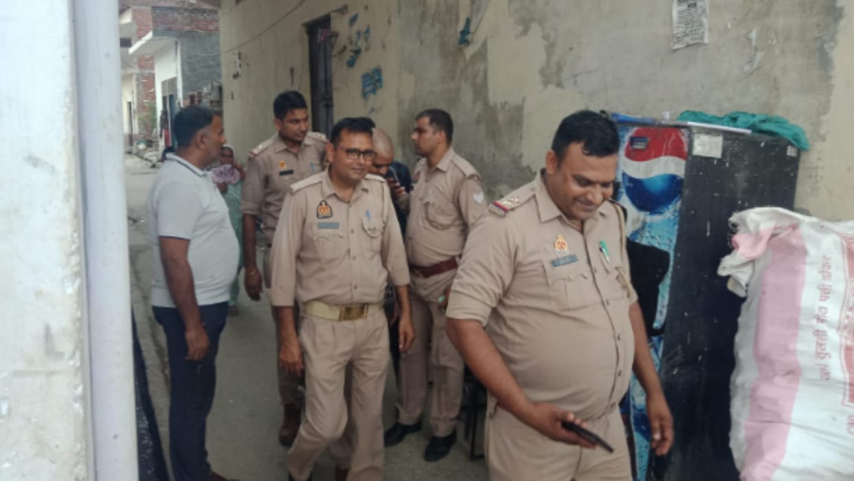 Meerut: Beaten up to Inspector and constable on road, incident captured in CCTV camera