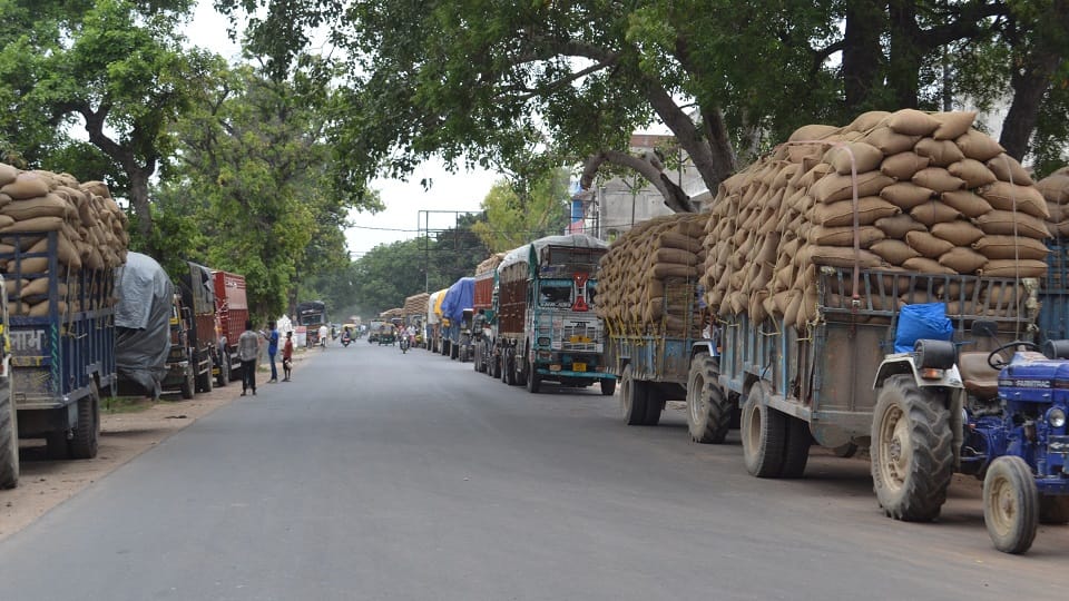 Loaded trucks jam again on Aligarh road