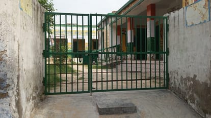 Salary of all teachers deducted if school remained closed till 9.50 am