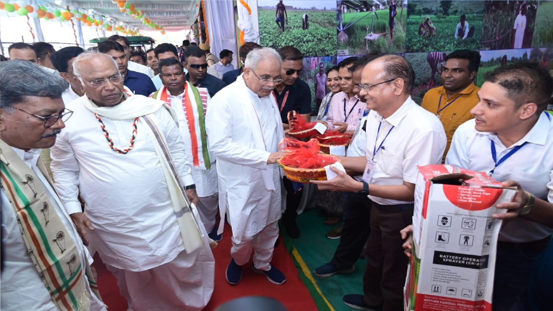 Kharge said- Manipur is burning, PM Modi silent, no one can shake Congress in Chhattisgarh, see photos
