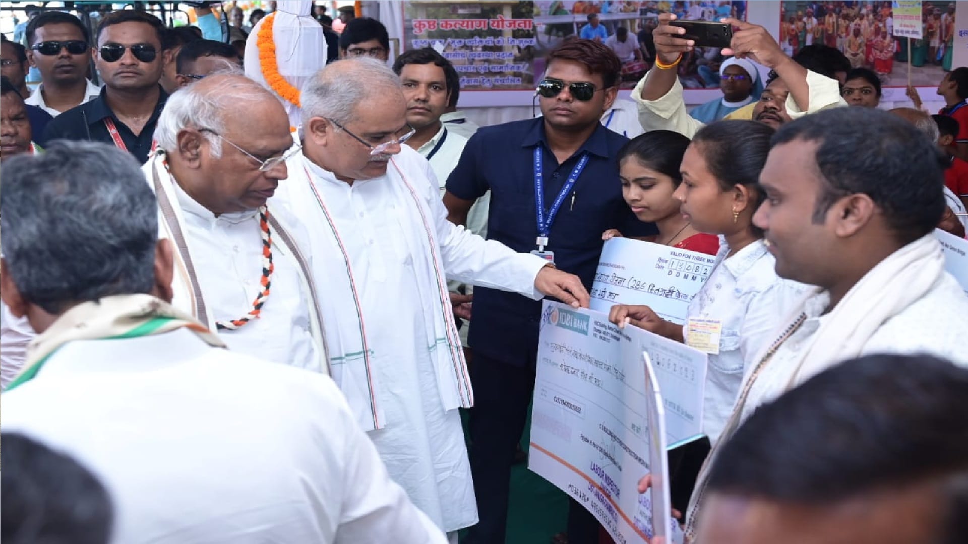 Kharge said- Manipur is burning, PM Modi silent, no one can shake Congress in Chhattisgarh, see photos