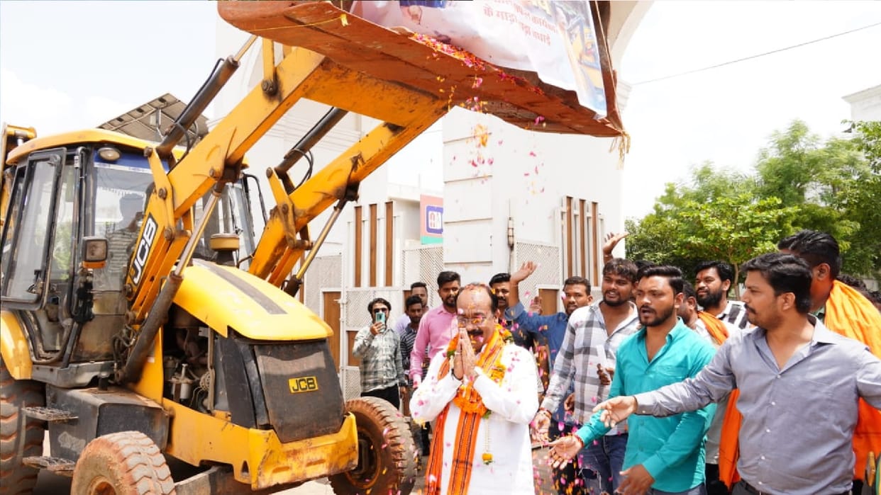 Chhattisgarh BJP leader Arun Sao welcome with bulldozer in BJP office raipur CG