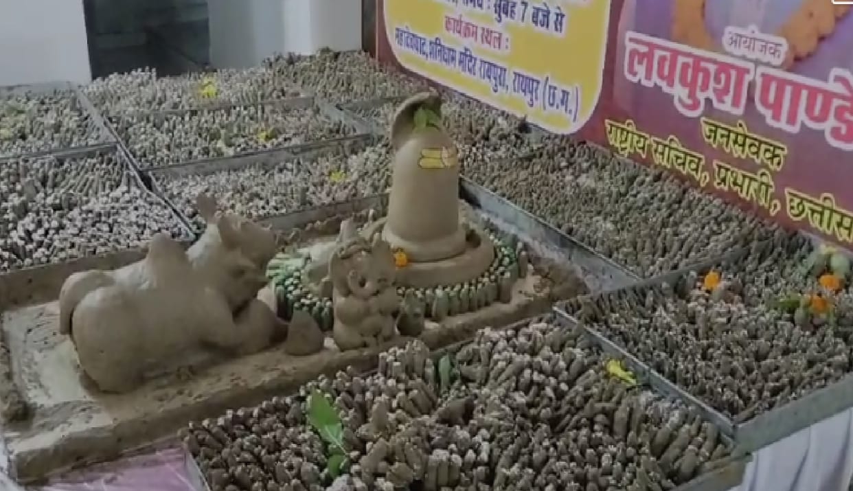 sawan somwar 2023: nnumerable earthly Shivlings built in Raipur Mahadevghat, Gave message to Sanatan Samaj