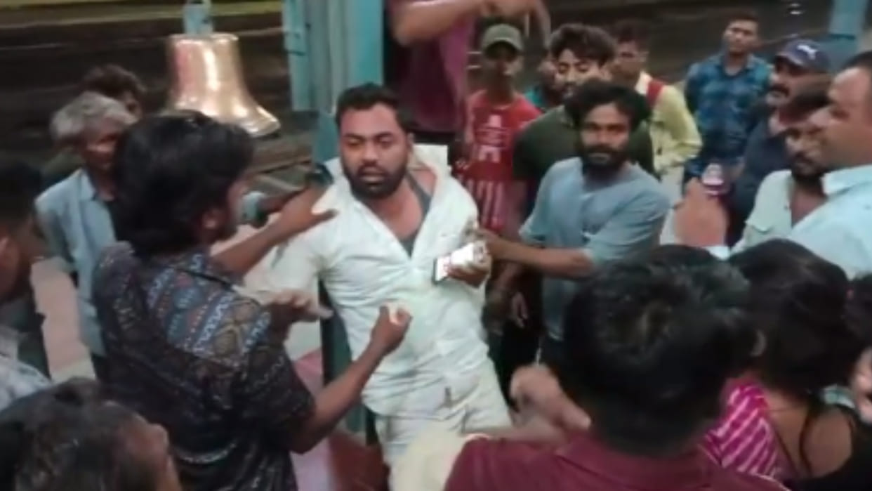 Ratlam: Woman coming home by train molested, people thrashed