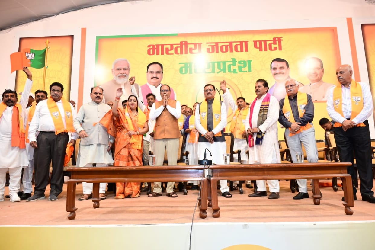 MP News: Three retired IAS, former judge, many office bearers of Congress and Jais join BJP