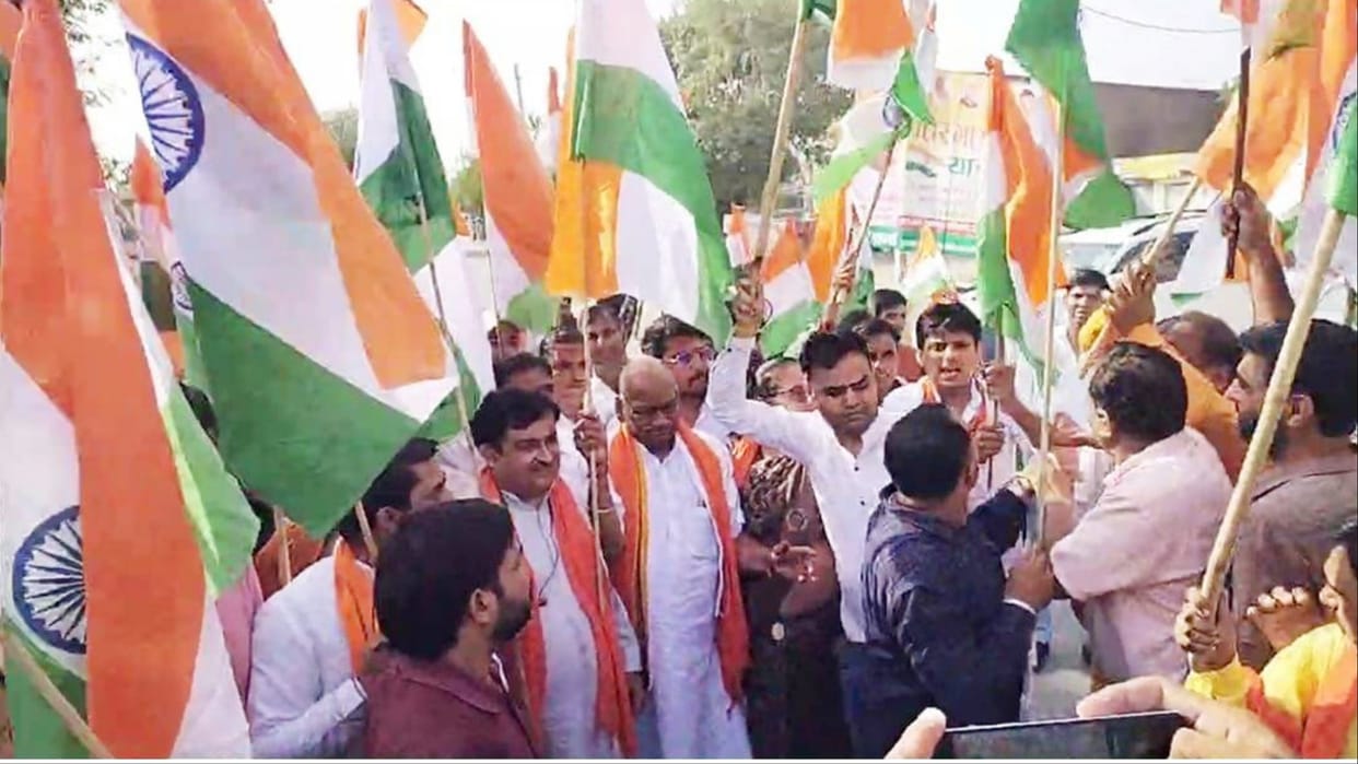 BJP officials quarreled with each other during the Tiranga Yatra in Adampur of Hisar