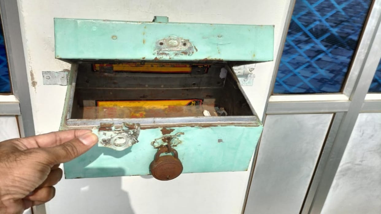 Thieves stole thousands of rupees by breaking the knob of the donation box of the mosque