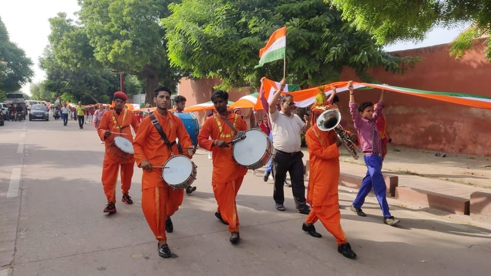 Maa Tujhe Pranam Tiranga Yatra one kilometer long tricolor near tajmahal In Agra