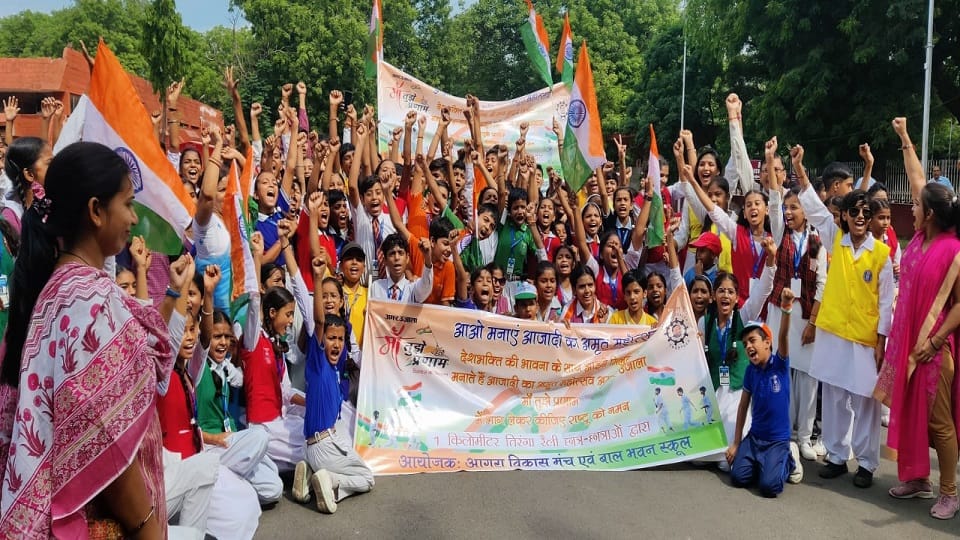 Maa Tujhe Pranam Tiranga Yatra one kilometer long tricolor near tajmahal In Agra