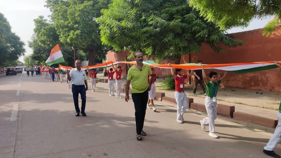 Maa Tujhe Pranam Tiranga Yatra one kilometer long tricolor near tajmahal In Agra