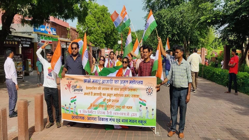 Maa Tujhe Pranam Tiranga Yatra one kilometer long tricolor near tajmahal In Agra
