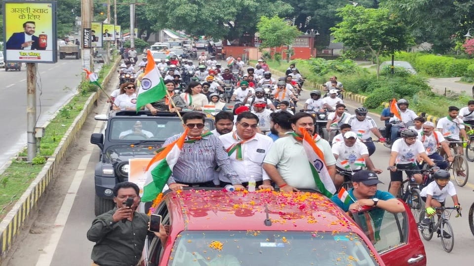 Maa Tujhe Pranam Tiranga Yatra vehicle rally taken out in Bareilly