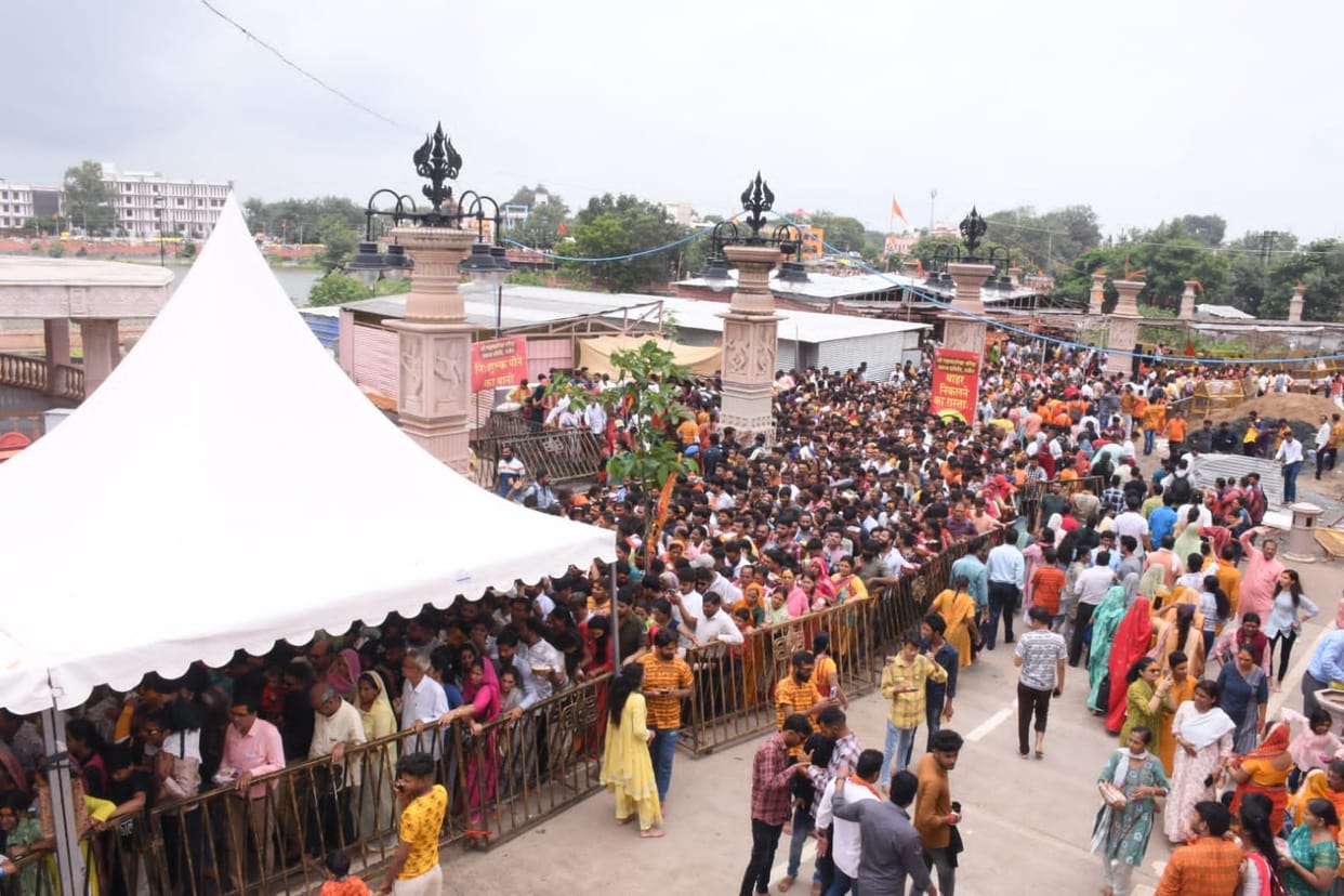 Ujjain: Devotees throng in Shravan, more than 3.25 lakh devotees visited Baba Mahakal on Sunday