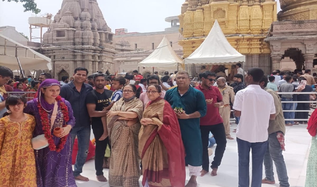 Sawan 2023 Cricketer Wriddhiman Saha Worship in kashi Vishwanath temple with family