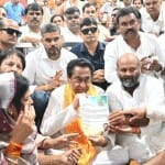 महाकाल के दरबार में अर्जी लेकर पहुंचे कमलनाथ।
