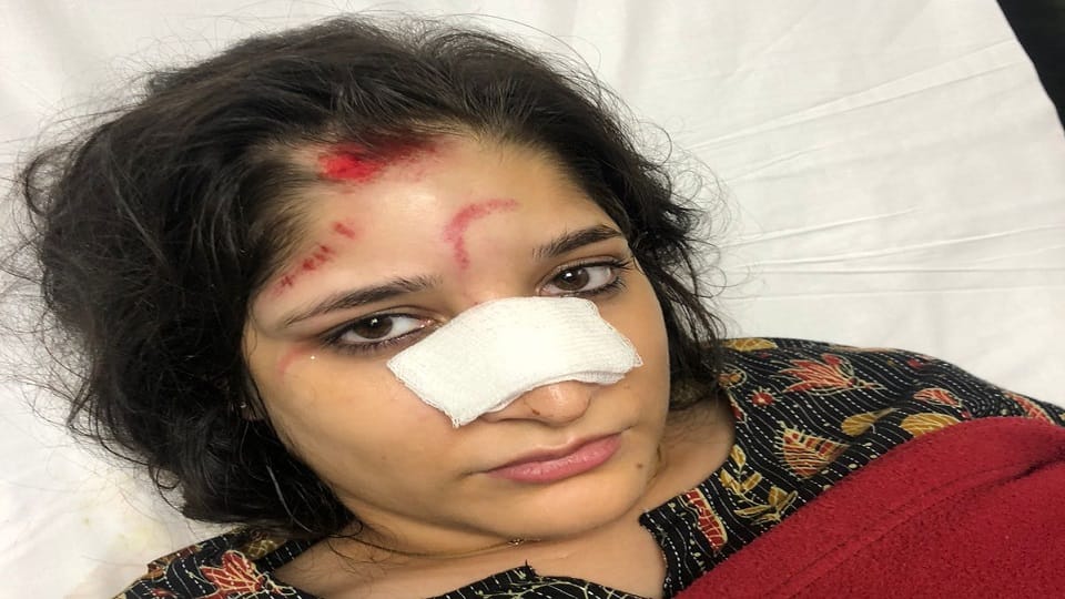 Delhi: Fell from auto for snatching mobile, woman injured