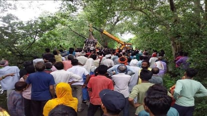 school girls saved the life of the school van driver in pilibhit