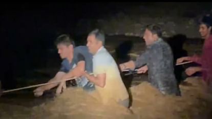 Yamunanagar: बादल फटने से सोम नदी में उफान, एसएचओ ने जान पर खेल बचाए तीन छात्र Cloud burst in Yamunanagar, Som river in spate, SHO saved three students