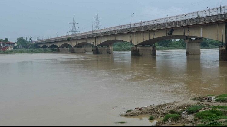 Gorakhpur Flood: गोरखपुर में राप्ती और सरयू स्थिर, रोहिन में बढ़ाव जारी