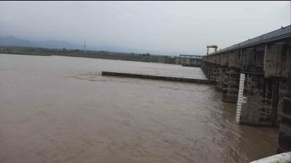 Rain on the mountains: increased water level of Hathini kund barrage