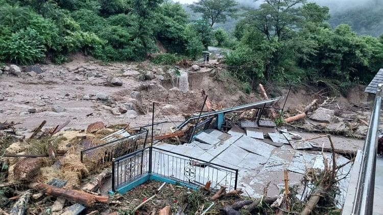 Himachal Weather Today: हिमाचल में बादल फटने-भूस्खलन से 20 से अधिक लोगों की मौत, कई लापता