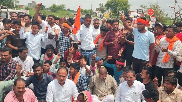 CG : स्कूल में साथियों की छेड़छाड़ से परेशान होकर छात्रा ने खाया जहर, परिजन व ग्रामीणों ने किया हंगामा