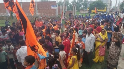 Muslims showered flowers on Kanwariyas in Bareilly Tiliapur village