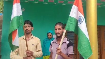 बदलता जम्मू कश्मीर: आतंकी मुदस्सिर के बाद सरूरी के परिवार ने भी लहराया तिरंगा, बेटे ने की पिता से ये अपील after terrorist mudasir family jahangir saroori family hoist tricolor at their home in kishtwar