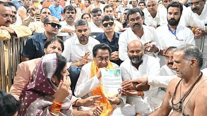 MP Politics: कमलनाथ की महाकाल को अर्जी- 50 प्रतिशत कमीशन की सरकार के राज से प्रदेश की प्रजा को मुक्ति दिलाएं MP Politics: Kamal Nath's application to Mahakal - free the people from the government of 50% commission