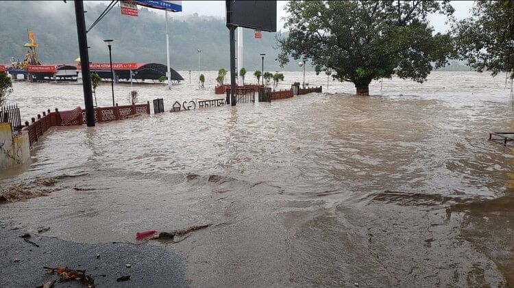 Uttarakhand Weather Ganga River Cross Danger Mark after Heavy Rainfall in rishikesh and Haridwar Photos